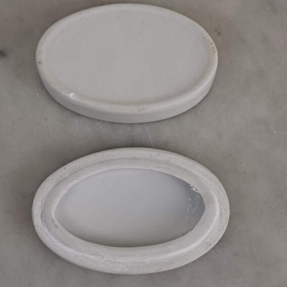 White Porcelain Trinket Box Hand Painted "Gastiez" Lions and Crown Made in Spain - Picture 11 of 12